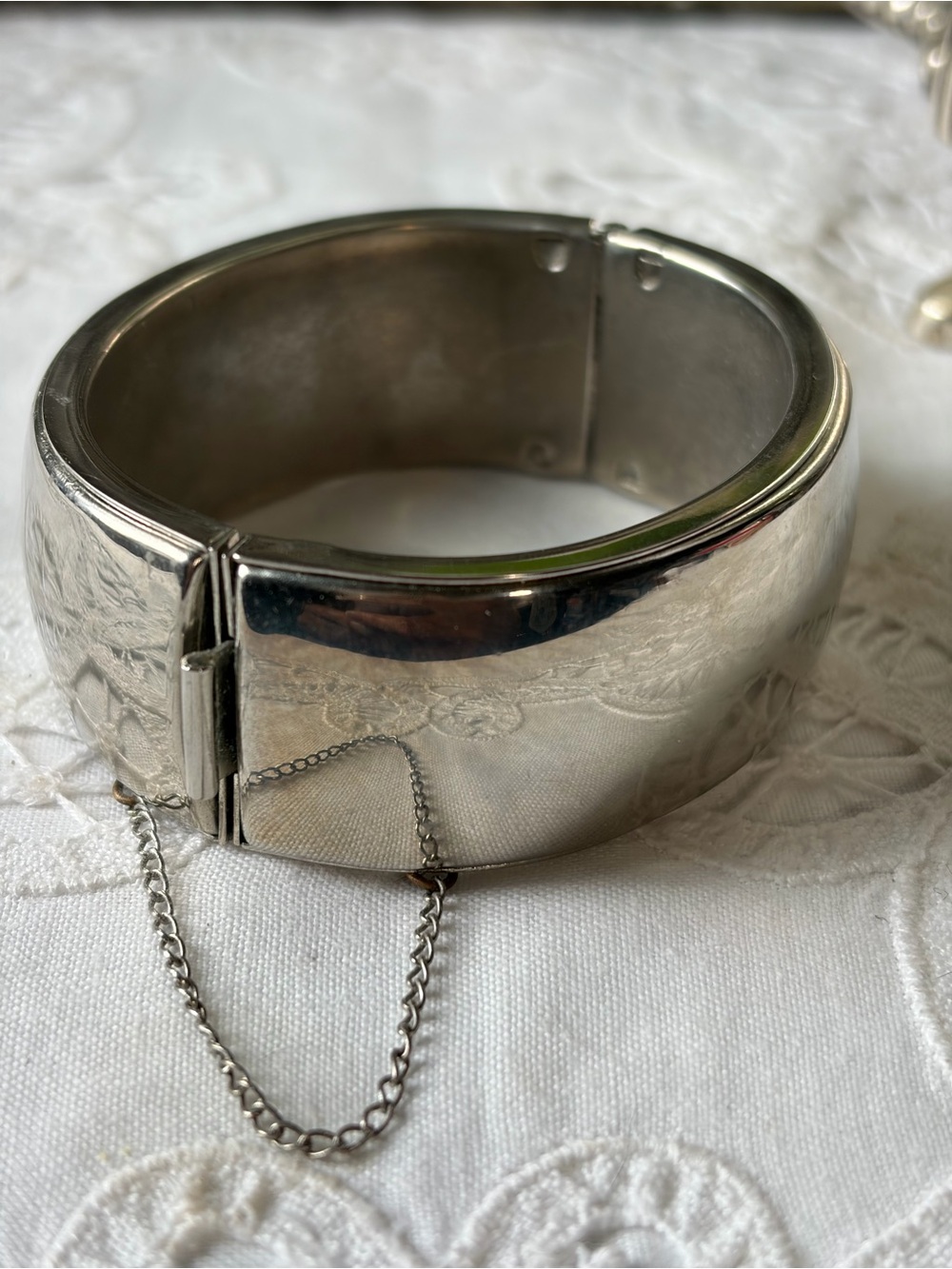 Vintage hinged silver wide bangle bracelet safety chain